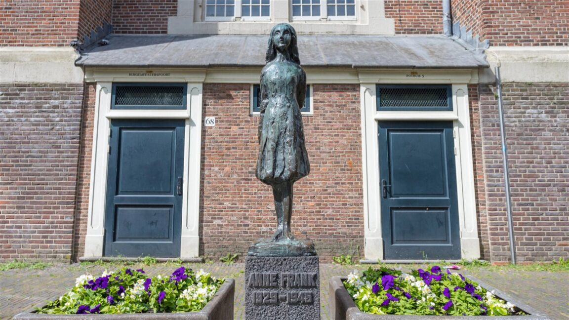 Estátua de Anne Frank em Amsterdã é vandalizada e gera indignação mundial